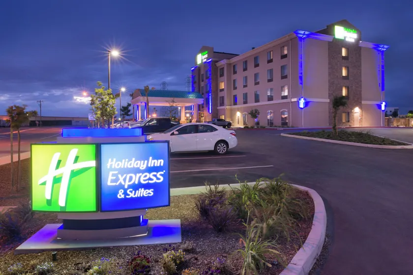 Holiday Inn Express & Suites Bakersfield Airport by IHG - Image 1