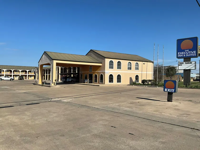 La Grange Executive Inn and Suites - Image 1