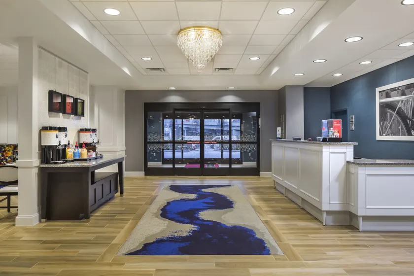 Hampton Inn & Suites Newport/Cincinnati - Entrée intérieure