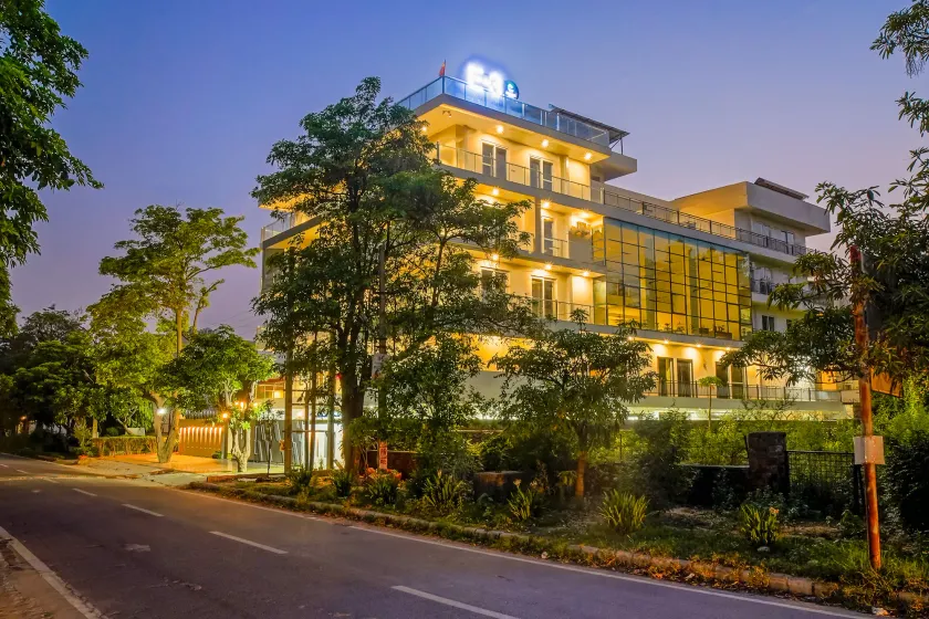 Hotel Urban Oasis Near Millennium Metro - Image 1
