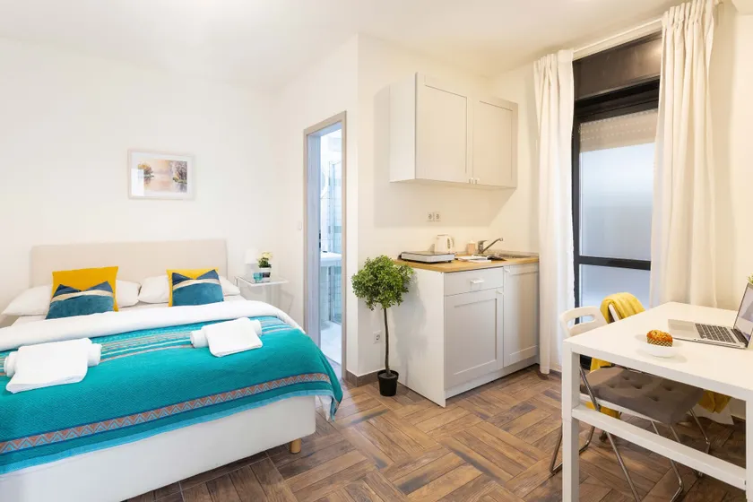 Spacious Studio Near City Center - Image 1