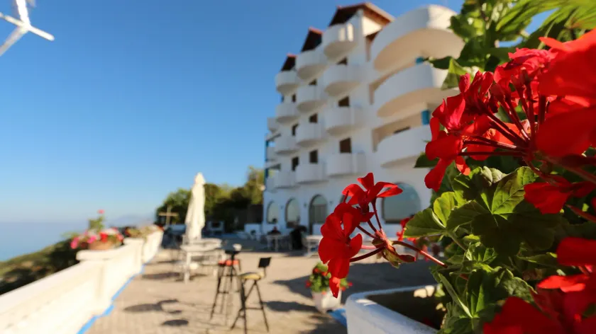 Paradise Lukova Hotel - Image 1