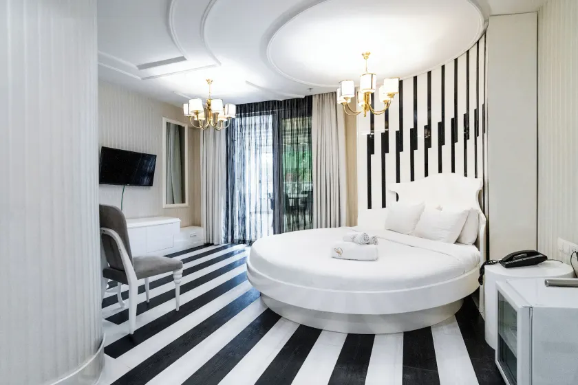 Golden Pars Hotel - Image 1