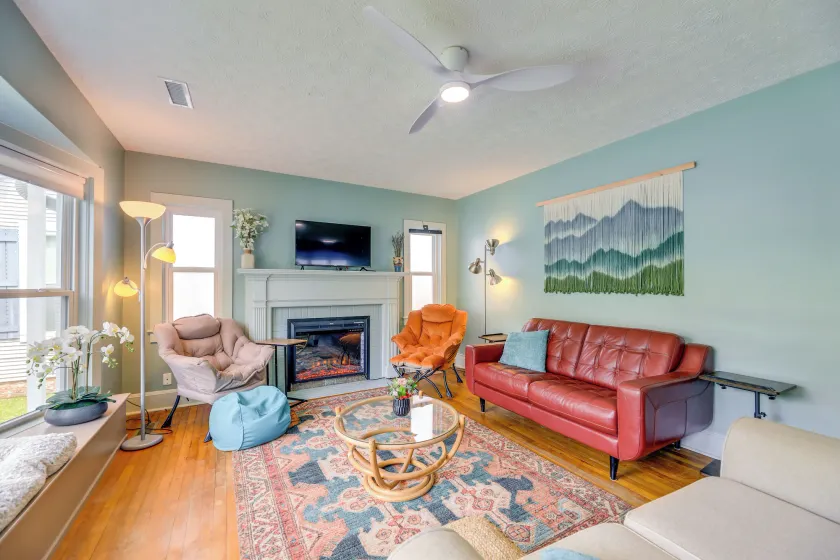 Walkable Escape in Dtwn Burgaw! Quiet Home w/ Yard - Image 1