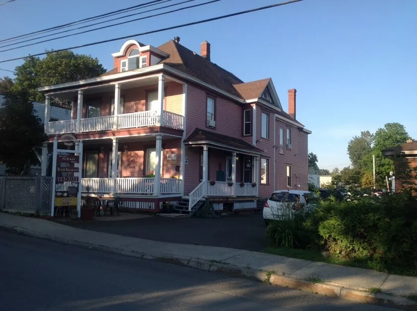 Maison McKenzie House - Image 1