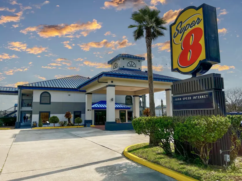 Super 8 by Wyndham Sealy - Image 1