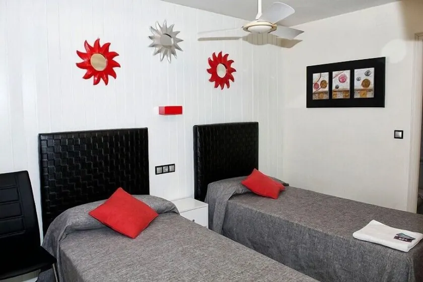 Hostal Empordà - Image 1
