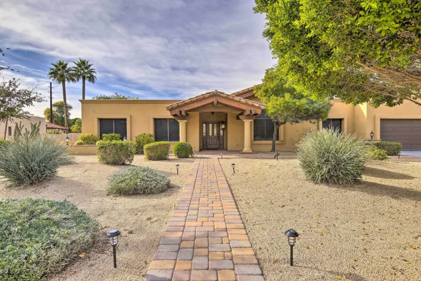 11 Mi to Phoenix: Group Escape w/ Patio & Bar! - Image 1