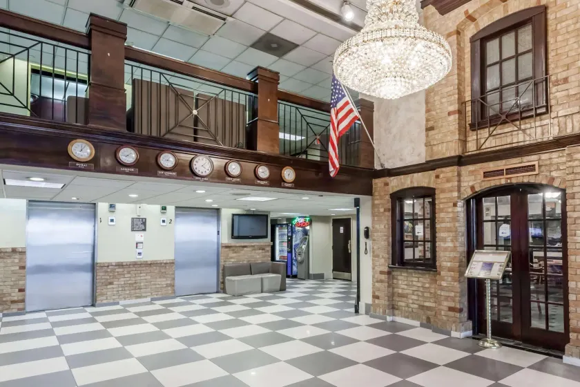 Howard Johnson by Wyndham Newark Airport - Image 1