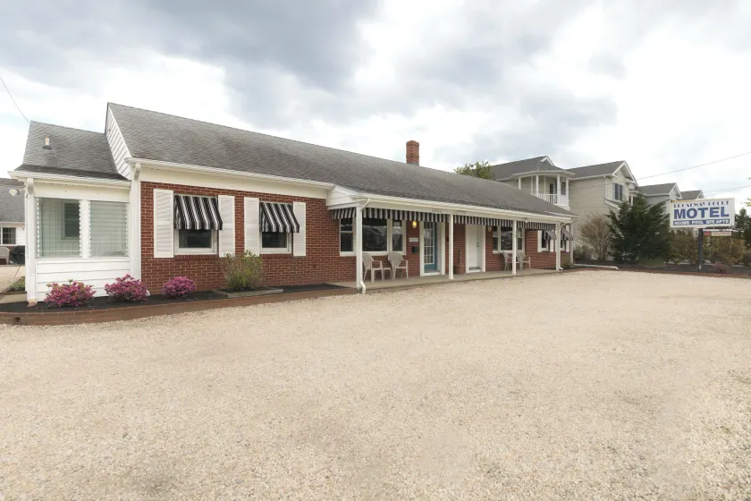 Broadway Court Motel - Image 1
