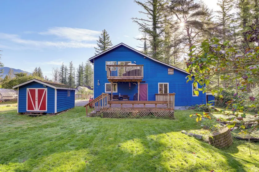 Fire Pit + Mountain Views: Outdoorsy PNW Escape - Image 1