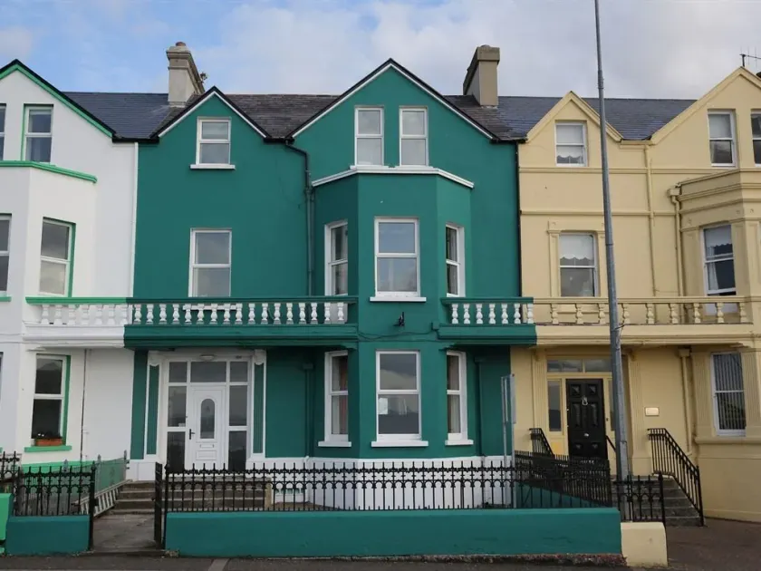 Rolling Wave Guesthouse - Image 1