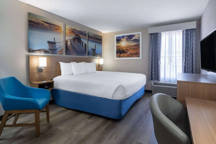 Days Inn & Suites by Wyndham Commerce - Image 1