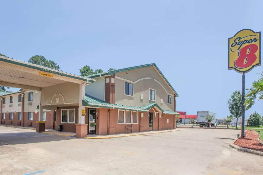 Super 8 by Wyndham Natchitoches - Image 1