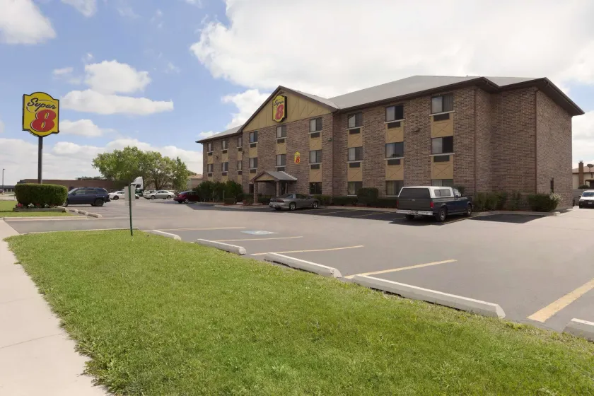 Super 8 by Wyndham Bridgeview/Chicago Area - Image 1