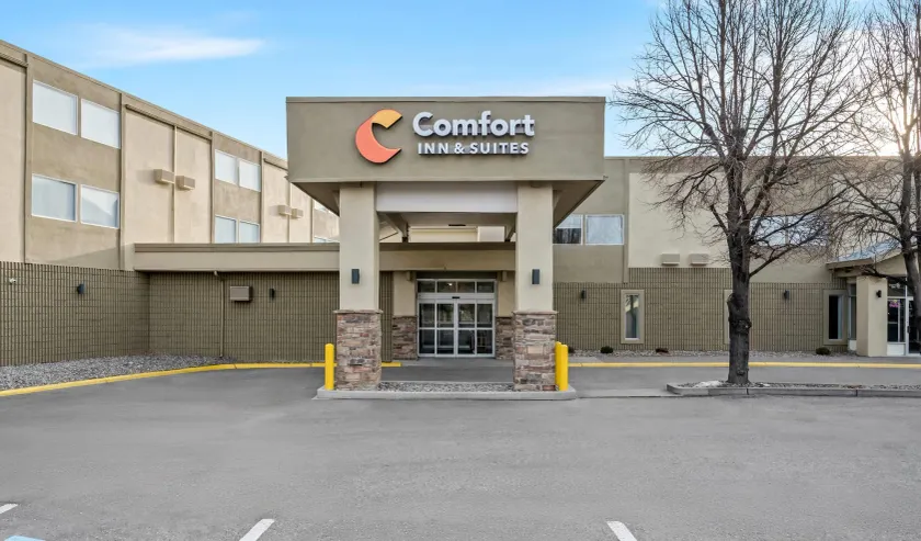 Comfort Inn & Suites - Image 1