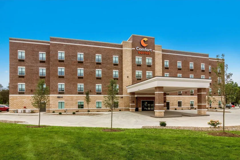 Comfort Suites Wooster near University Campus - Image 1