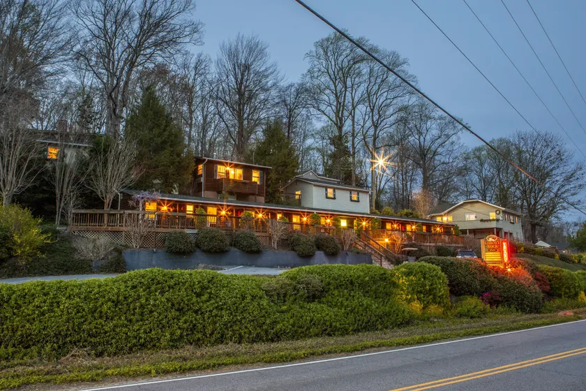 The Chimney Rock Inn & Cottages  - Image 1