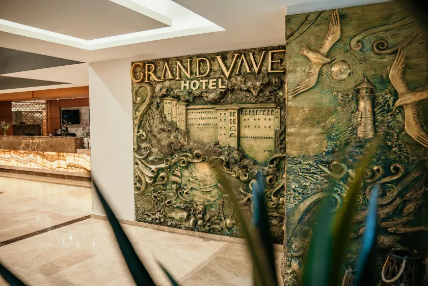Grand Vaves Hotel - Image 1