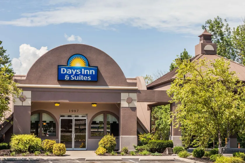 Days Inn & Suites by Wyndham Lexington - Image 1