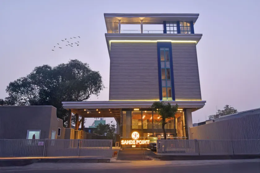 Sands Point Hotel - Image 1