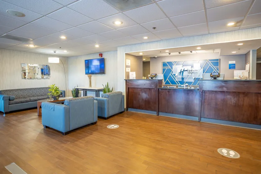 Holiday Inn Express - Newark Airport - Elizabeth by IHG - Siddeområde i lobbyen