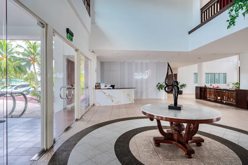  Hulhule Island Hotel- Private Beach Access & Airport Pick-up and Drop - Lobby