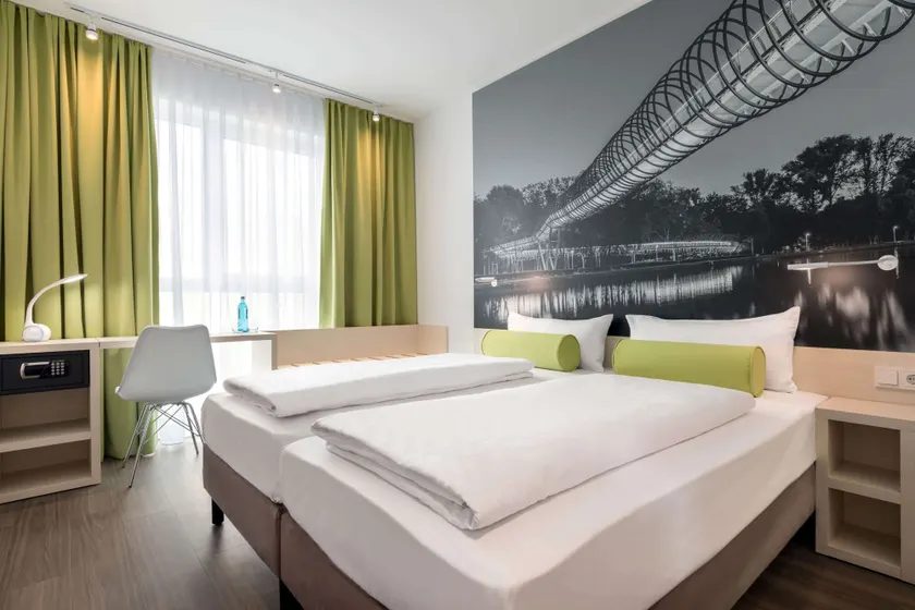 Super 8 by Wyndham Oberhausen am Centro - Image 1