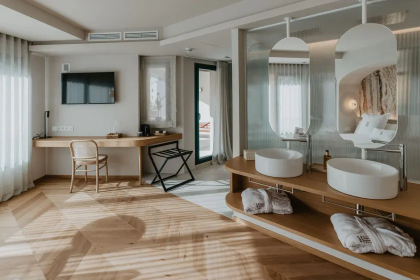 Hotel Petit Luxe - Image 1