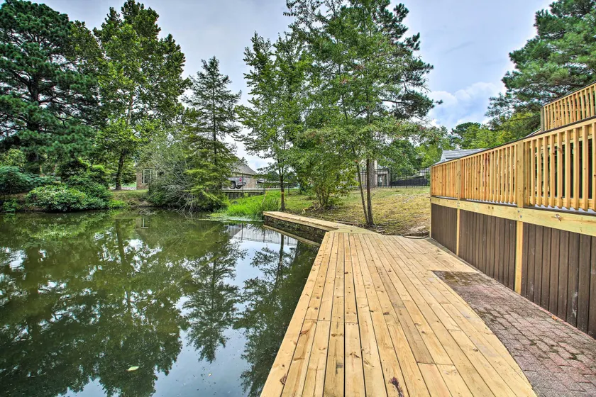 2-Tier Deck & Boat Parking: Lake Hamilton Home - Image 1