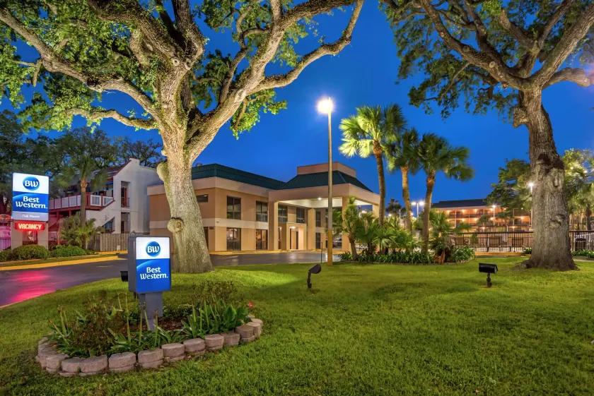 Best Western Oak Manor - Image 1