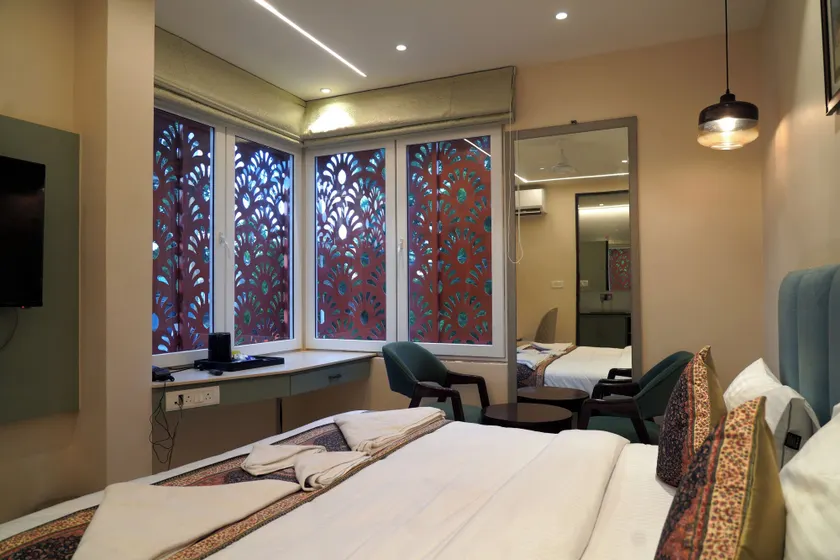 Hotel Anant Inn - Image 1