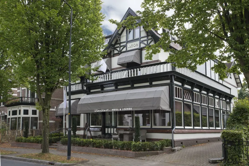 Zenzez Hotel & Lounge - Image 1