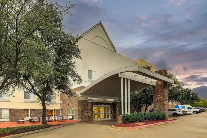 Best Western Plus Las Colinas Inn & Suites - Image 1