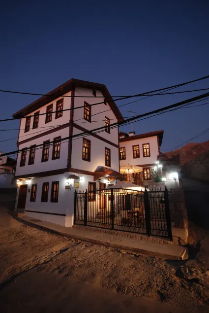 And Hotel - Image 1