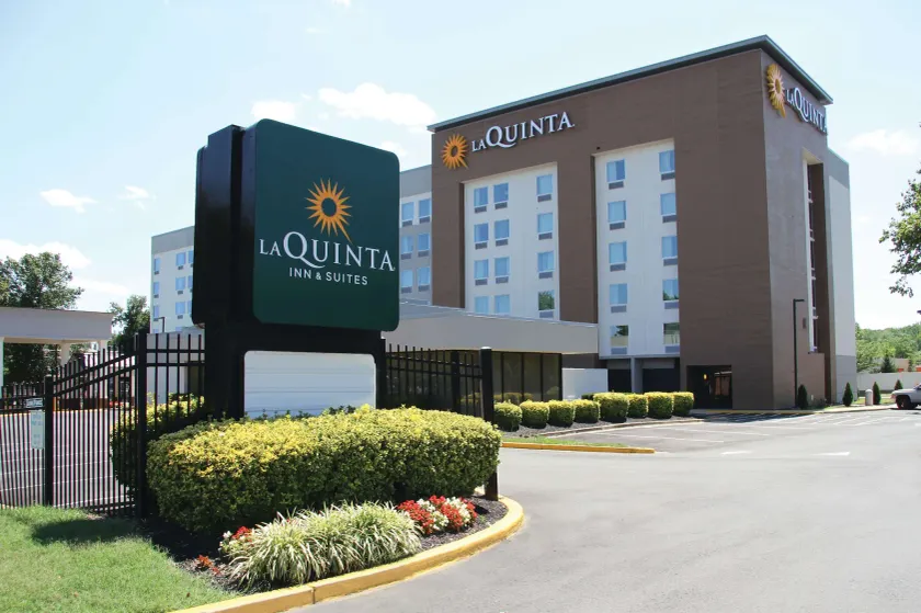 La Quinta Inn & Suites by Wyndham DC Metro Capital Beltway - Image 1