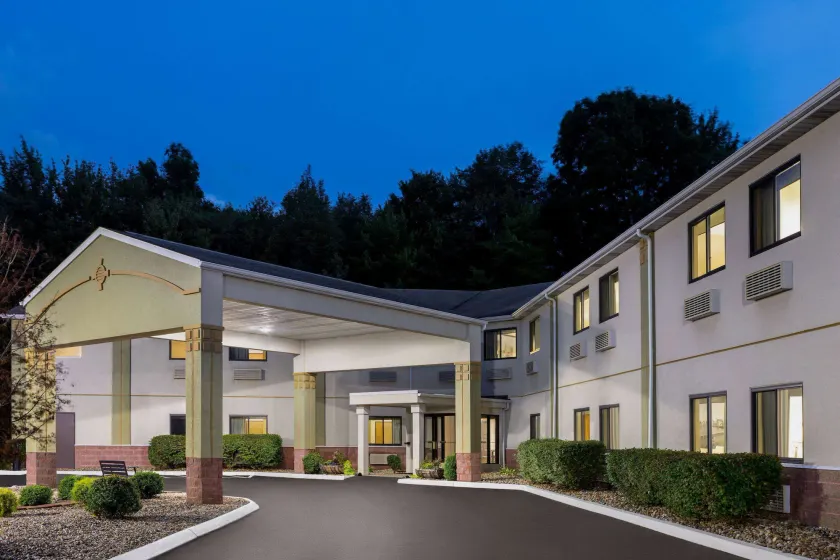Super 8 by Wyndham Grove City - Image 1