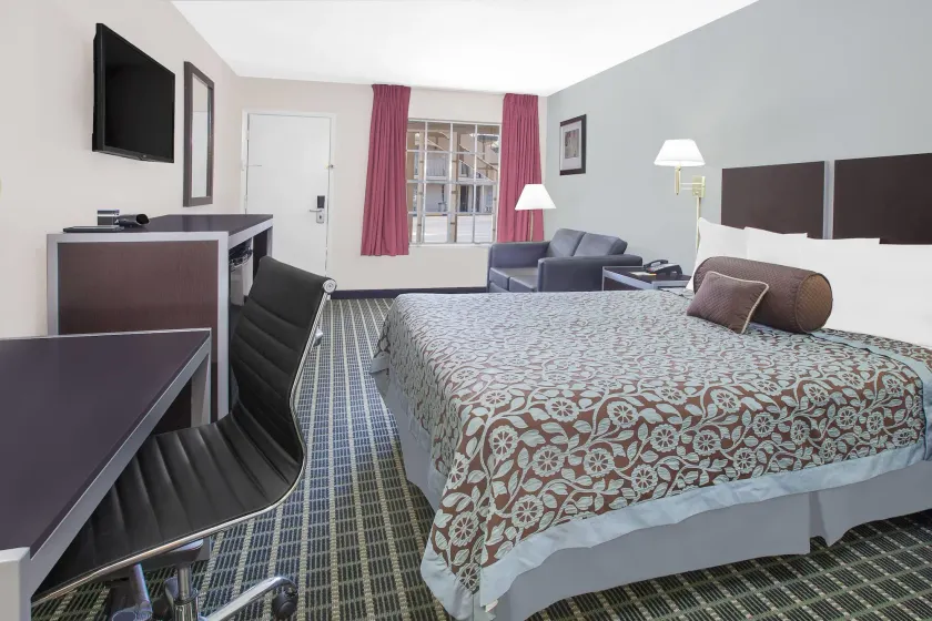 Days Inn by Wyndham Market Center Dallas Love Field - Image 1