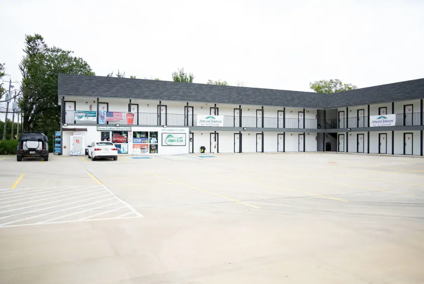 Howard Johnson by Wyndham Hillsboro TX - Image 1