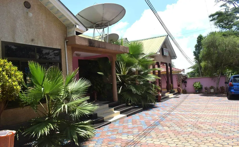 Mzunguu Safari Lodge - Image 1