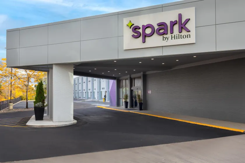 Spark by Hilton Toronto Airport - Image 1
