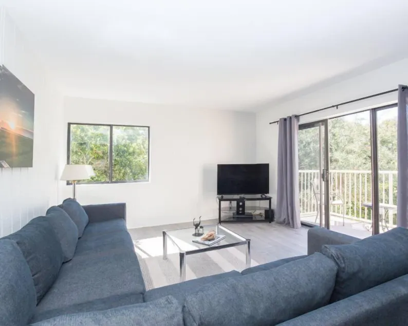 2107 Beach Wood - Image 1