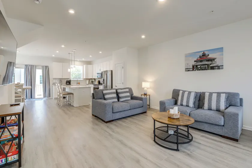 Walk to Cambridge Waterfront: Townhome w/ Deck - Image 1