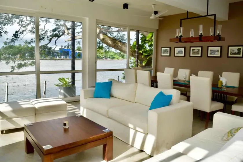 Villa by the Edge - Image 1