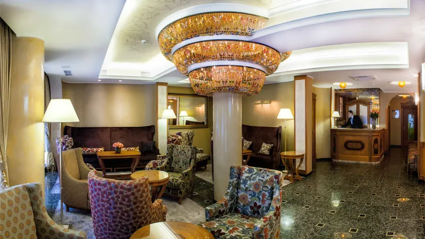 Swiss Hotel - Lobby sitting area