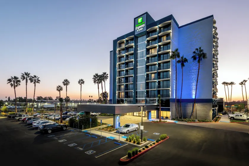 Holiday Inn Express & Suites Santa Ana - Orange County by IHG - Image 1