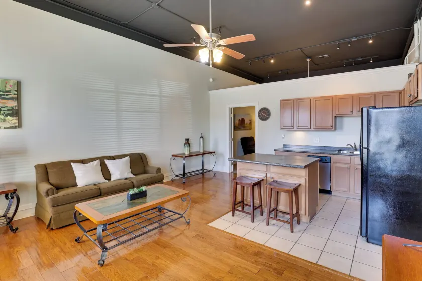 Steps to Restaurants & Shops! Dtwn Marshall Apt - Image 1
