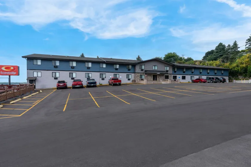 Econo Lodge Madison East - Image 1