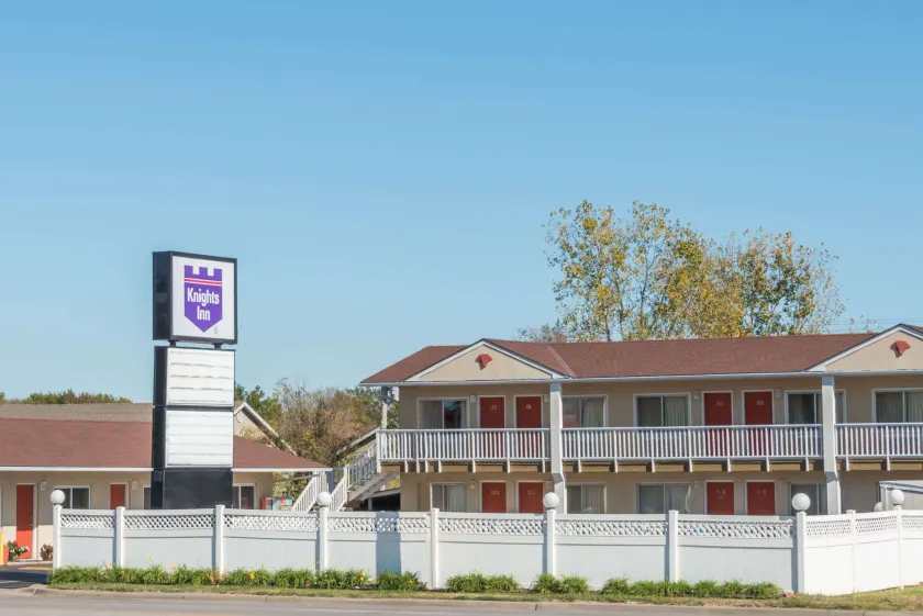 Knights Inn Ottawa - Image 1
