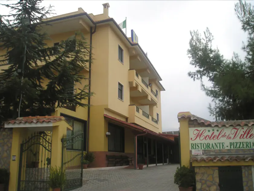 Hotel De La Ville - Image 1